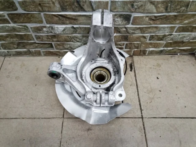 Кулак поворотный левый для Land Rover Range Rover Evoque L538 2011-2015 на фотографиях