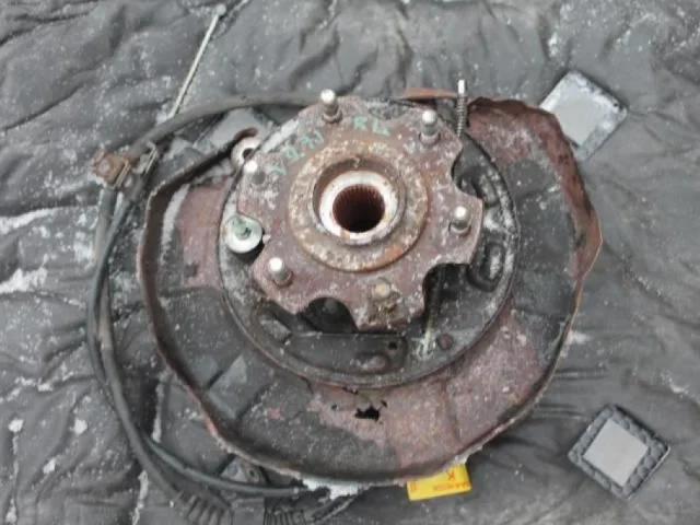 Кулак задний левый для Mitsubishi Pajero V90 5dr 2006-2011 на фотографиях