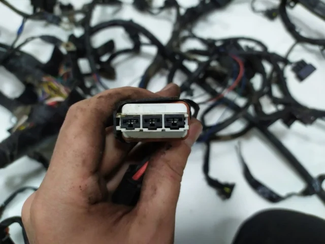 Проводка моторного отсека для Hyundai Solaris 1 рестайлинг 2014-2017 на фотографиях