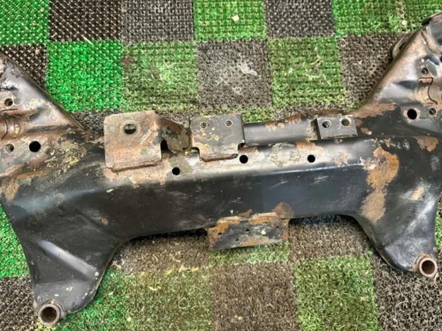 Подрамник двигателя для Nissan Almera Classic B10 2006-2012 на фотографиях