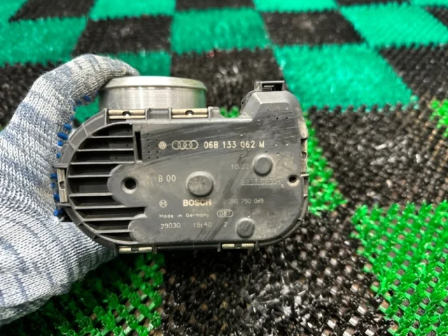 Дроссельная заслонка для Audi A4 B6 2000-2004 на фотографиях