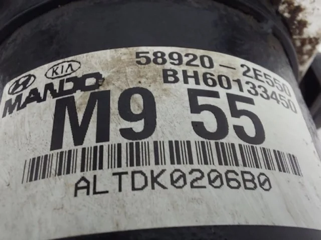 Блок ABS для Hyundai Tucson JM 2004-2009 на фотографиях