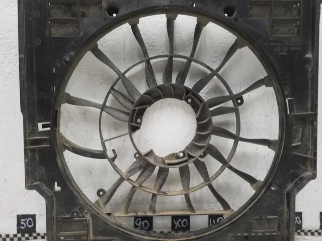 Вентилятор радиатора охлаждения ДВС для BMW X5 G05 2018+ на фотографиях