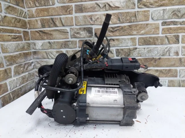 Компрессор пневмоподвески передний для Jeep Grand Cherokee 4 WK2 2010-2013 на фотографиях