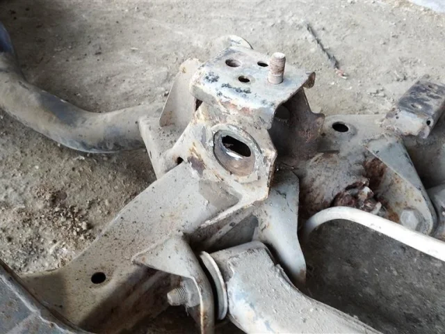 Задняя балка для Mitsubishi Pajero V90 5dr rest I 2011-2015 на фотографиях