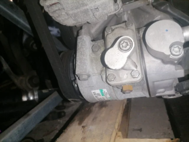 Компрессор кондиционера для Volkswagen Passat Variant (B6, Typ 3C) 2004-2010 на фотографиях