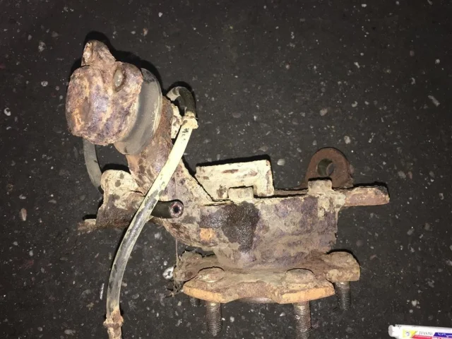 Кулак поворотный левый для Mitsubishi Pajero V70 5dr (JDM) 1999-2006 на фотографиях