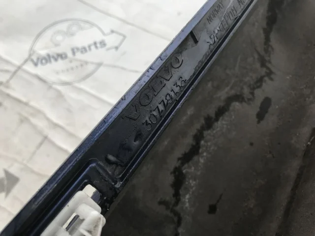 Накладка порога правая для Volvo C30 MK 2006-2013 на фотографиях