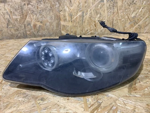 Фара ксенон левая для Volkswagen Touareg I (7L) 2002-2010 на фотографиях