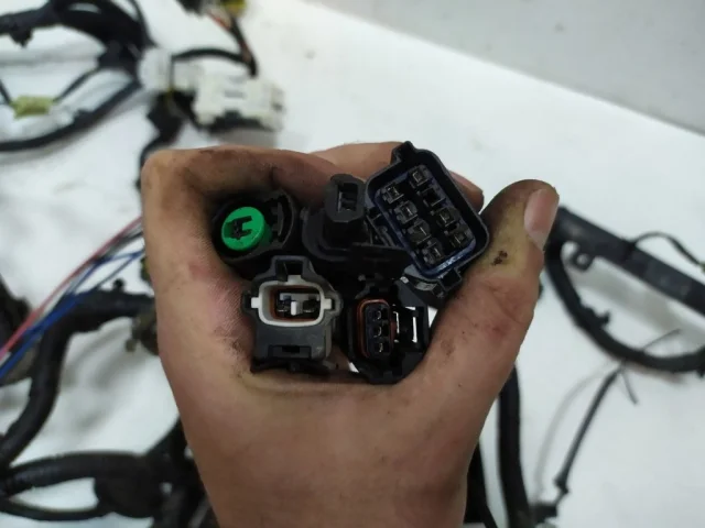 Проводка моторного отсека для Hyundai Solaris 1 рестайлинг 2014-2017 на фотографиях