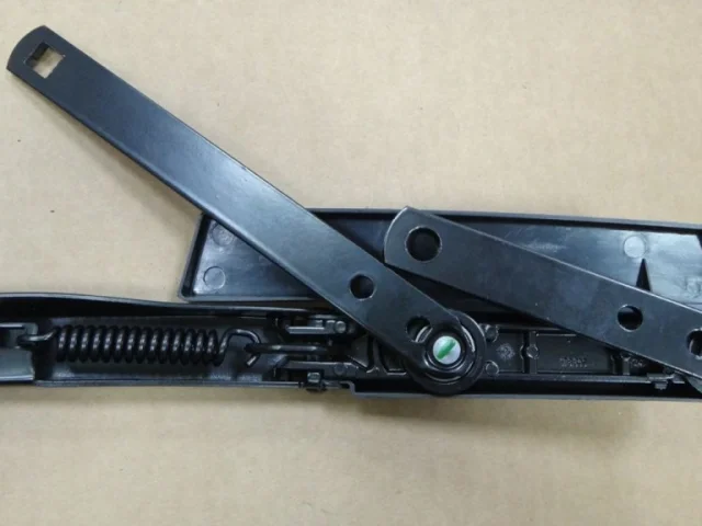 Поводок лобового стеклоочистителя правый для Audi Q7 4L 2005-2015 на фотографиях