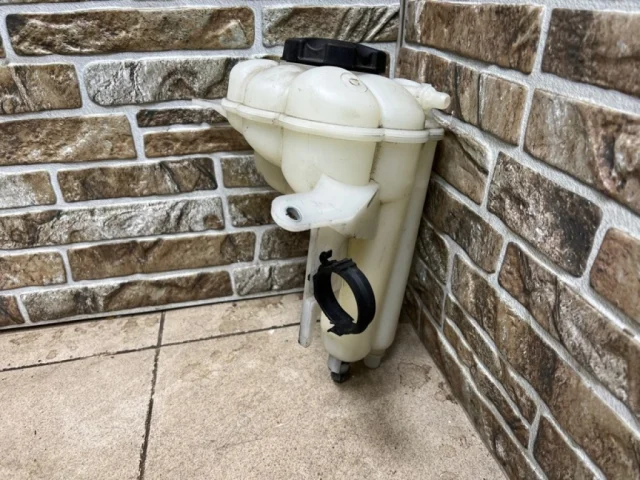 Расширительный бачок радиатора для BMW X5 Е70 2006-2013 на фотографиях