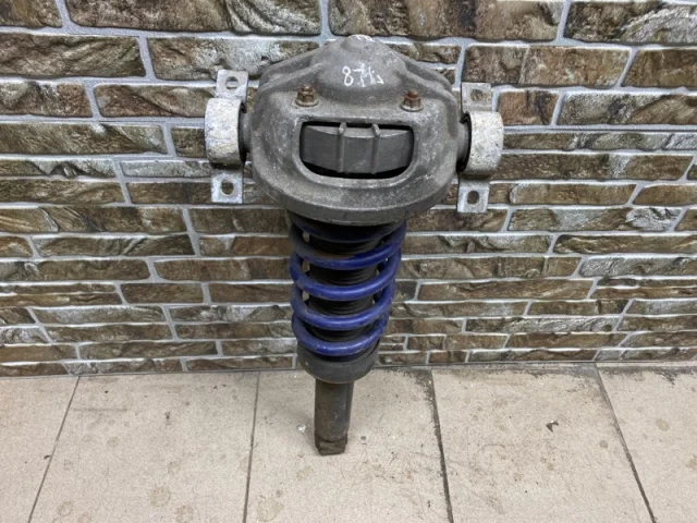 Амортизатор передний левый для Audi Q7 4L 2005-2015 на фотографиях