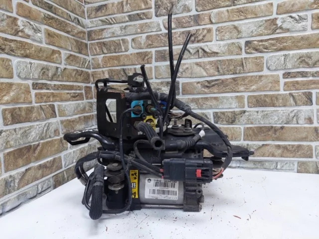 Компрессор пневмоподвески передний для Jeep Grand Cherokee 4 WK2 2010-2013 на фотографиях