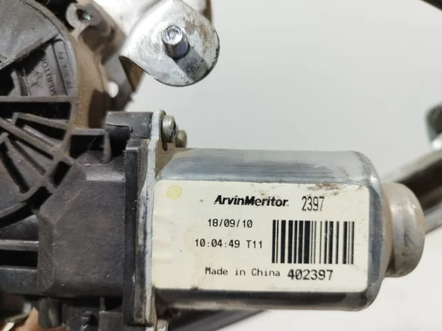 Мотор стеклоподъемника передний левый для Hyundai Solaris 1 рестайлинг 2014-2017 на фотографиях