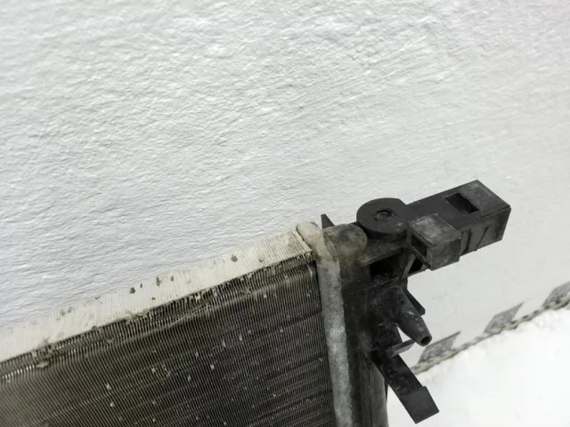 Радиатор охлаждения ДВС для Renault Sandero BS 2007-2014 на фотографиях