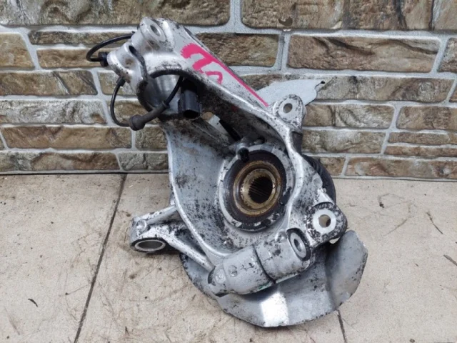 Кулак поворотный левый для Land Rover Range Rover Evoque L538 2011-2015 на фотографиях