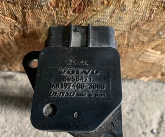 Датчик массового расхода воздуха для Volvo C30 MK 2006-2013 на фотографиях