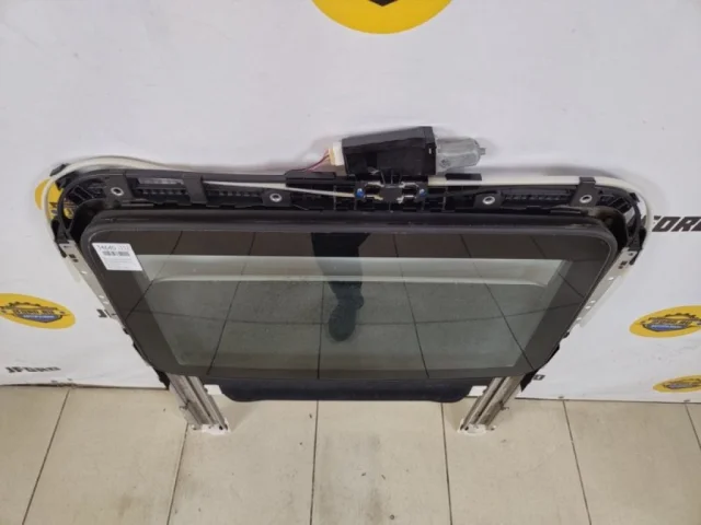 Стекло люка для Suzuki Grand Vitara 2005-2014 на фотографиях