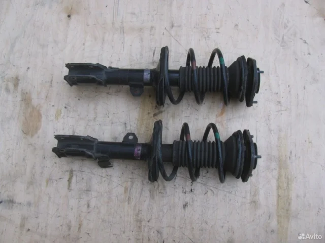 Амортизатор передний левый для Toyota Avensis Универсал T250 2003-2008 на фотографиях