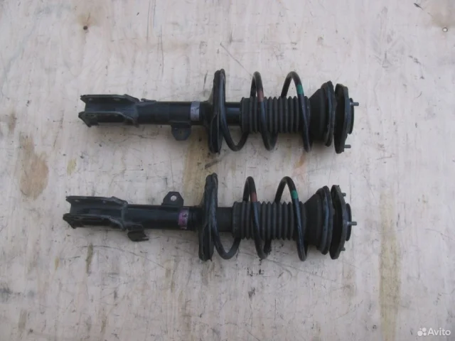 Амортизатор передний левый для Toyota Avensis Универсал T250 2003-2008 на фотографиях