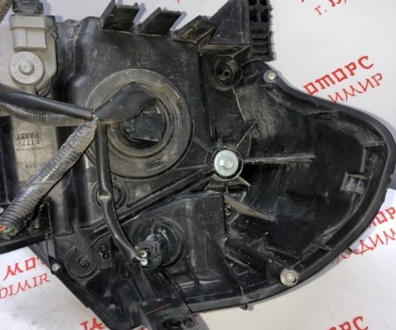 Фары для Nissan Tiida C11 Хэтчбек 2007-2014 на фотографиях