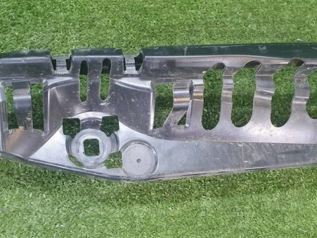 Кронштейн заднего бампера правый для BMW 5er G30 2016-2023 на фотографиях