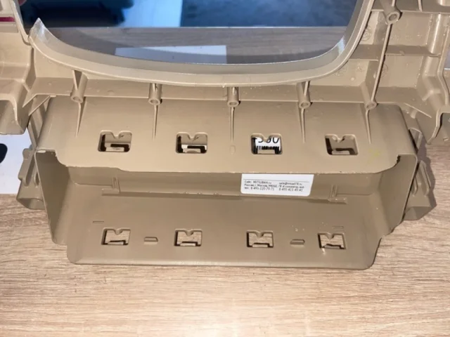 Подушка безопасности в колени для Mitsubishi Outlander III 2 rest GF0W 2015-2018 на фотографиях