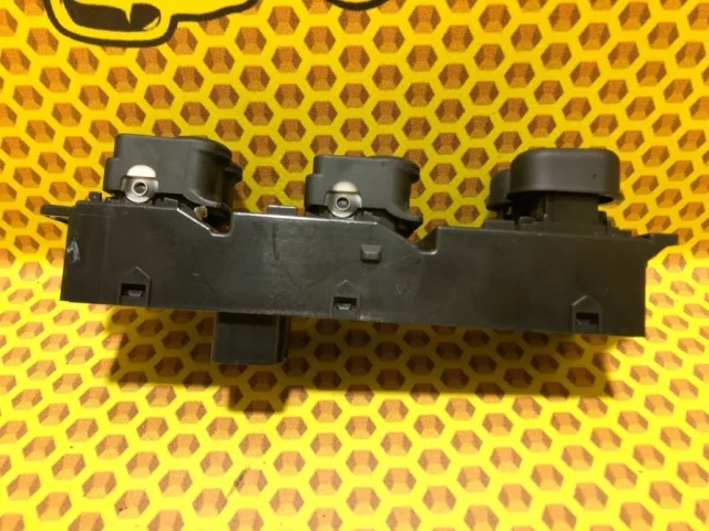 Блок управления стеклоподъемниками для Hyundai Solaris 1 рестайлинг 2014-2017 на фотографиях