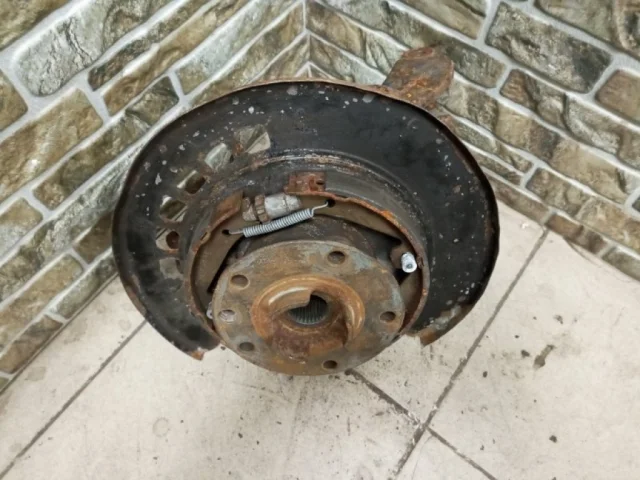 Кулак задний левый для Audi Q7 4L 2005-2015 на фотографиях