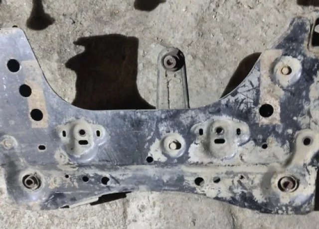 Подрамник двигателя для Nissan Tiida C11 Хэтчбек 2007-2014 на фотографиях