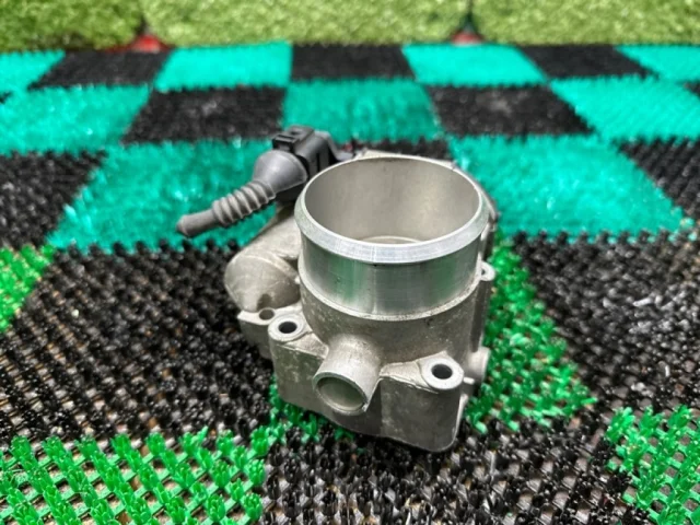 Дроссельная заслонка для Audi A4 B6 2000-2004 на фотографиях