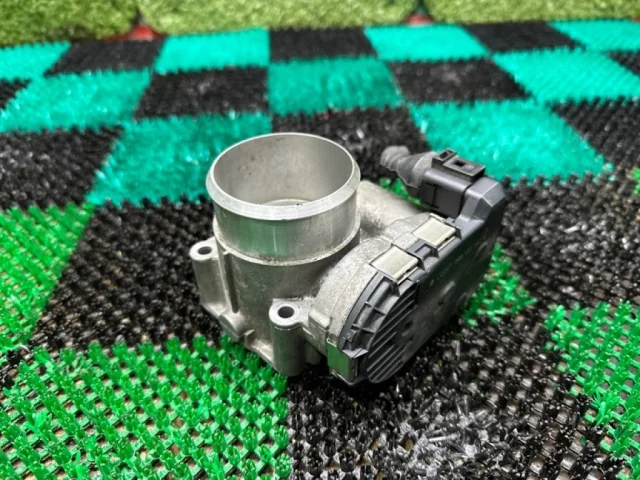 Дроссельная заслонка для Audi A4 B6 2000-2004 на фотографиях