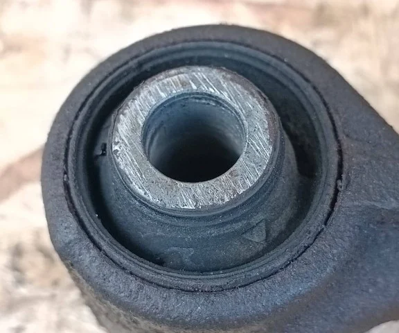 Кулак задний левый для Mitsubishi Pajero V90 5dr 2006-2011 на фотографиях