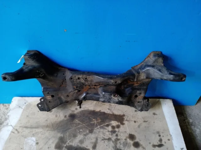 Подрамник двигателя для Mitsubishi Outlander 1 CU0W 2002-2009 на фотографиях