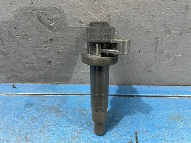 Катушка зажигания для Toyota Corolla E120/E130 Хэтчбек 2001-2007 на фотографиях