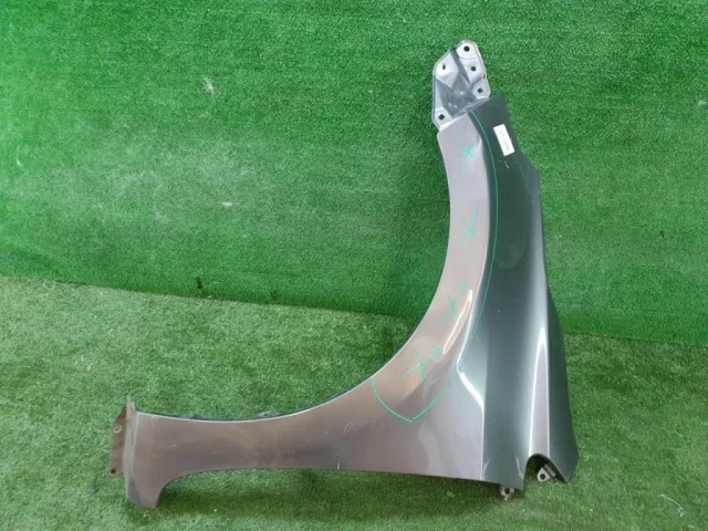 Крылья для Toyota Corolla E170 Седан (EU) 2012-2016 на фотографиях