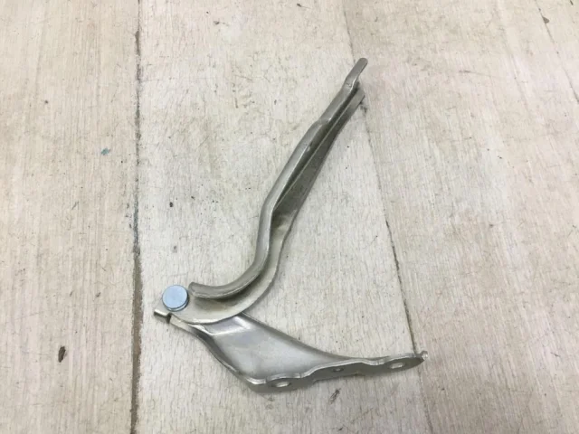 Петля капота левая для Skoda Rapid I rest NH3 2017-2020 на фотографиях