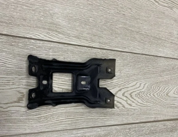 Кронштейн замка капота для Skoda Rapid II 2020+ на фотографиях