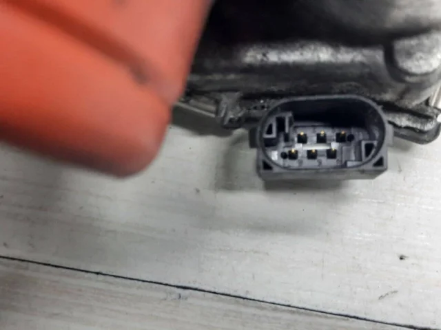 Дроссельная заслонка для Mercedes-Benz C class CL203 2000-2008 на фотографиях