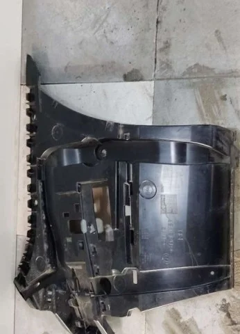 Кронштейн заднего бампера правый для BMW 7er G11/G12 2015-2021 на фотографиях