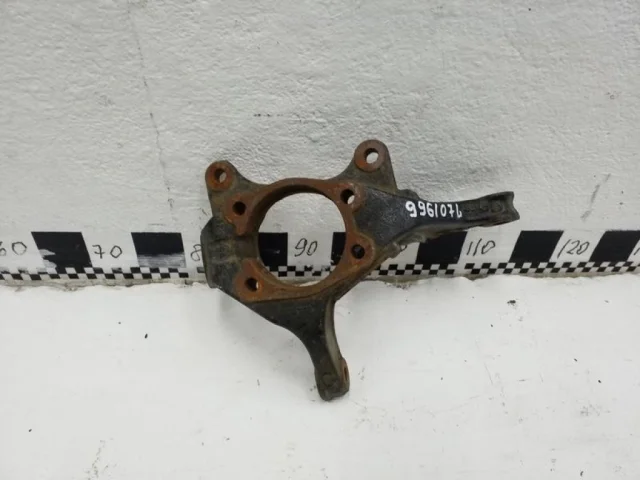 Кулак поворотный правый для Toyota Corolla E160/E180 Седан (RU) 2012-2016 на фотографиях