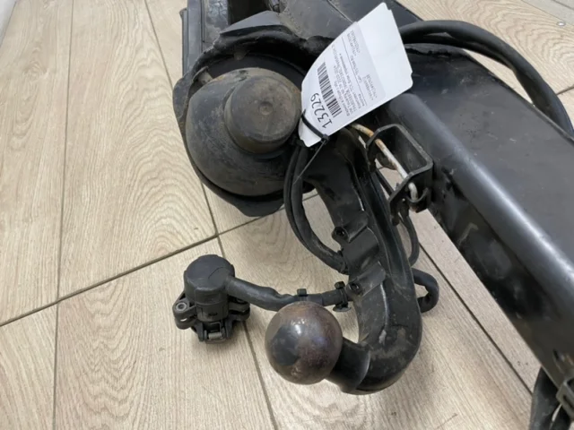 Фаркоп для Volkswagen Touareg II (7P5) 2010-2014 на фотографиях