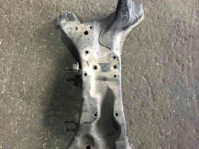 Подрамник двигателя для Mitsubishi Outlander 1 CU0W 2002-2009 на фотографиях