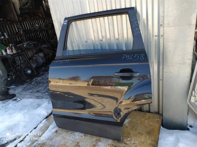 Уплотнитель передней правой двери для Audi Q7 4L 2005-2015 на фотографиях