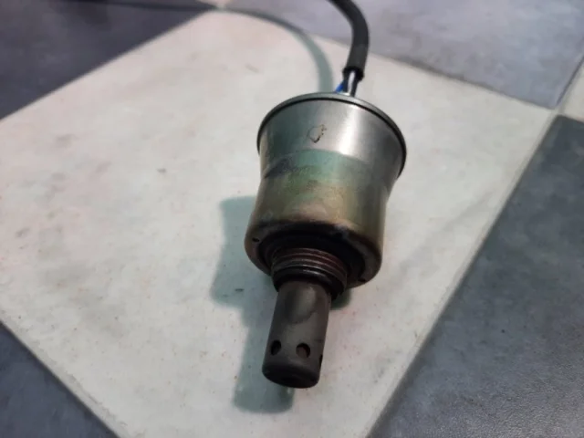 Лямбда-зонд (верхний) для Toyota RAV4 XA30 2005-2012 на фотографиях