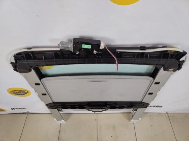 Стекло люка для Suzuki Grand Vitara 2005-2014 на фотографиях