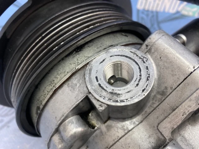 Насос ГУР для Mercedes-Benz CL class C215 1999-2006 на фотографиях