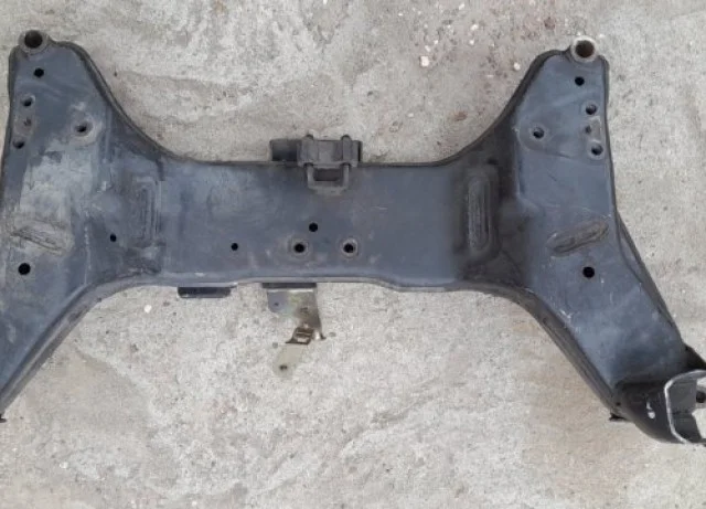 Подрамник двигателя для Nissan Almera Classic B10 2006-2012 на фотографиях