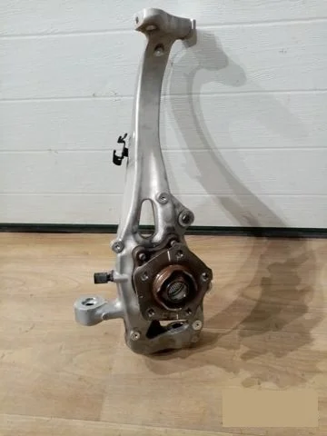 Кулак поворотный левый для Audi Q7 4M 2015+ на фотографиях